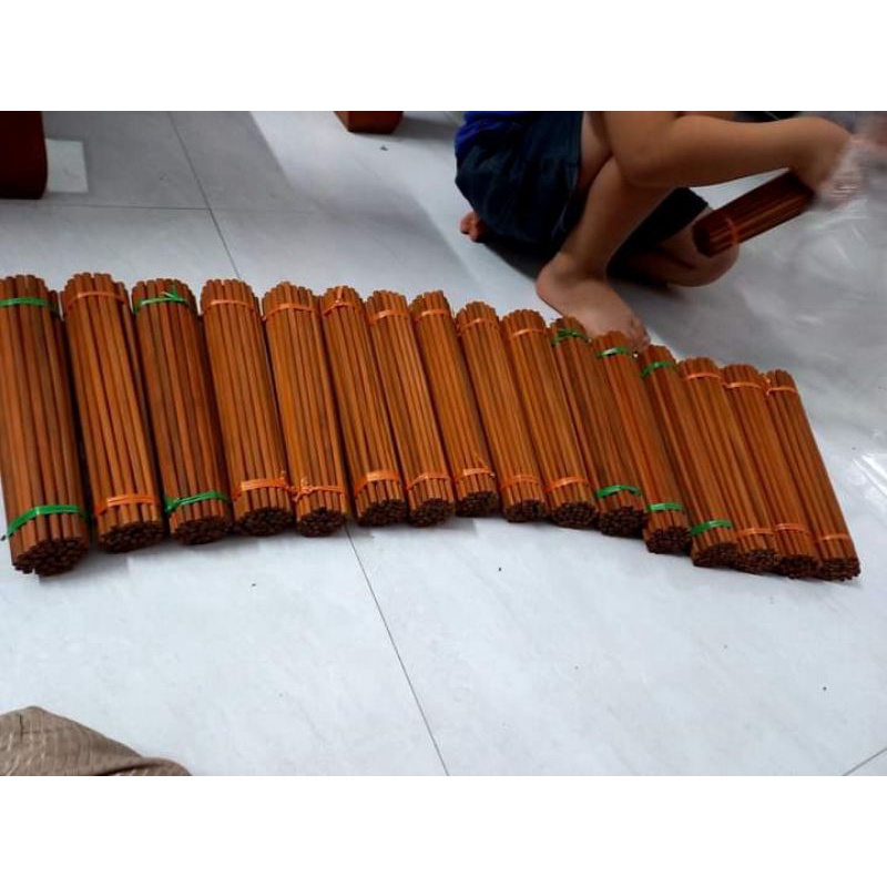 10 đôi đũa tre vót thủ công.
