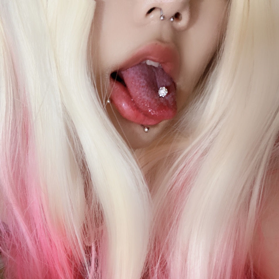 Khuyên lưỡi thay thế phong cách Âu Mỹ cho nữ