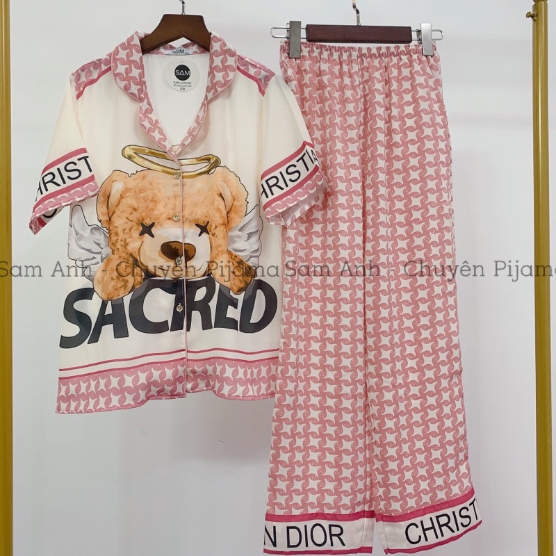 BỘ NGỦ Pijama Lụa Hình Gấu Hồng Cổ V Siêu Sang mác Sam