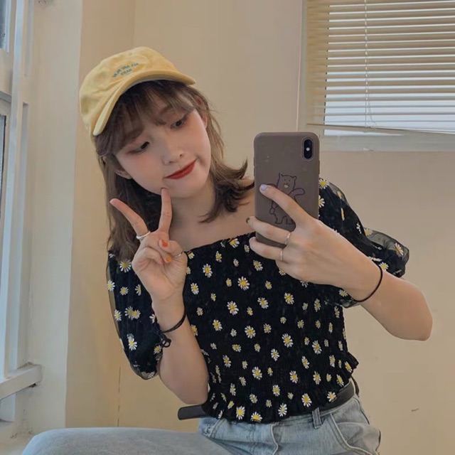 Áo crt hoa nhí hot trend 2020. Mix với short hay chân váy đều quá okelah luôn đó ạ. Mùa hè các nên nên sắm những em crt