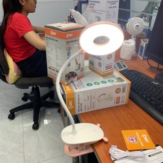 Đèn học kẹp bàn đọc sách Sạc pin tích điện chống cận COMET, thân đèn uốn dẻo, 3 cấp ánh sáng, 3-5h hoạt động