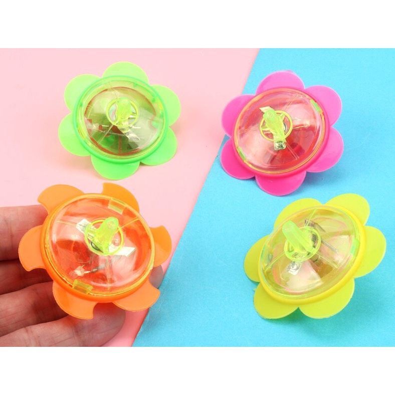 Con quay nhựa có đèn phát sáng cho bé