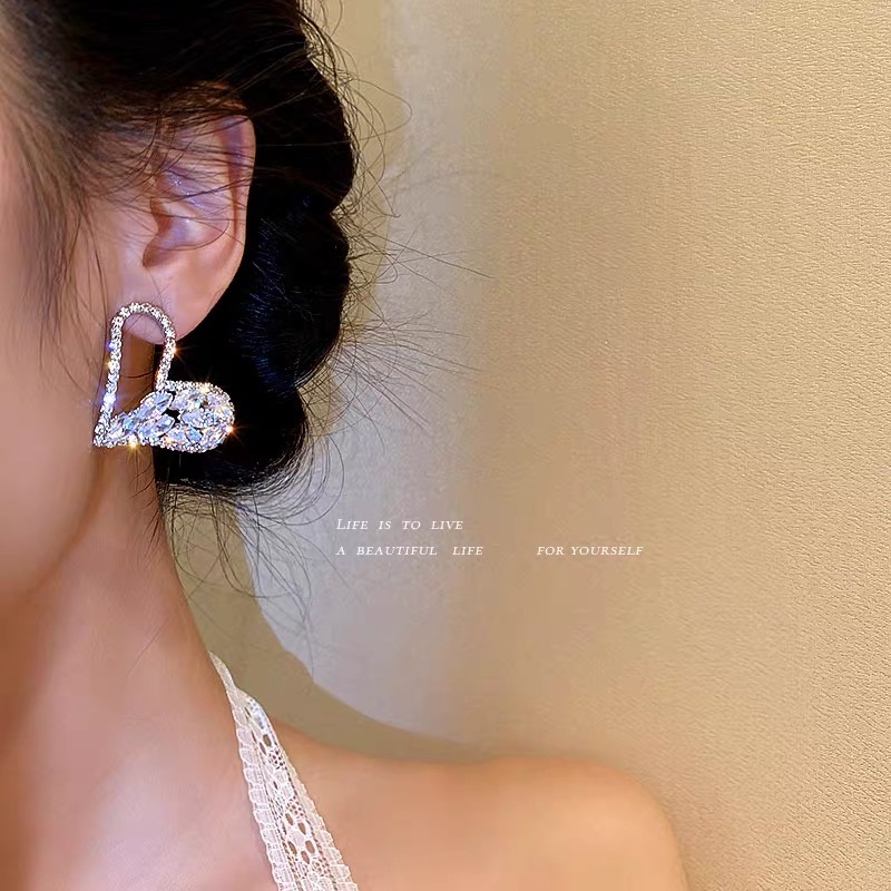 Bông Tai Trái Tim Đính Đá Lấp Lánh Sang Trọng Phong Cách Hàn Quốc Chất Lượng Cao