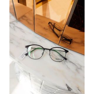 Kính kim loại nửa gọng phối màu