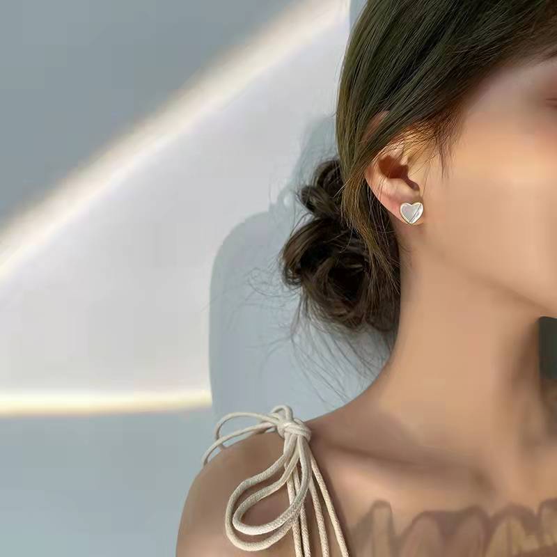 Khuyên tai đinh tán hình trái tim phối đá pha lê nhân tạo phong cách Phnom Penh đơn giản dành cho bạn nữ