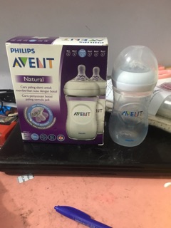 Bình sữa Avent Natural 260ml (Núm số 2. 1 tháng +)