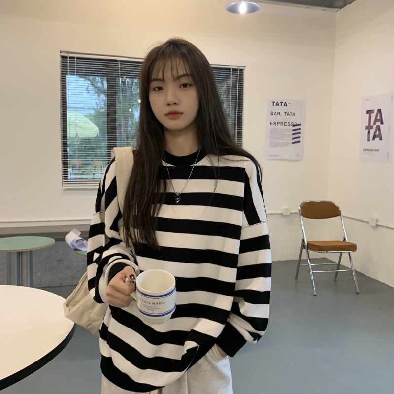 Áo nỉ tay dài dáng rộng kẻ sọc trắng đen thời trang mùa thu Hàn Quốc 2021