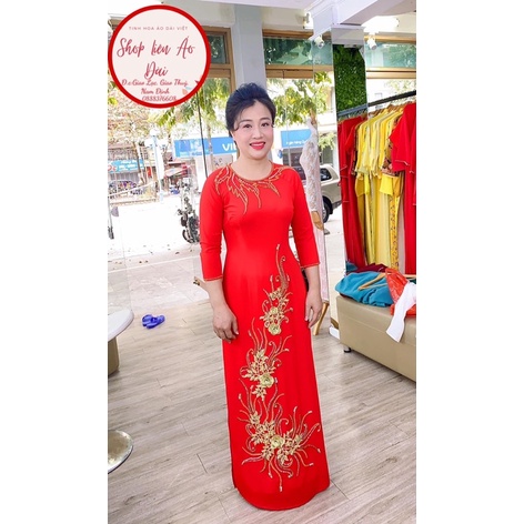 Áo dài đỏ tươi đính kết hoa dải tà hoa vàng đồng cổ tròn, tay lỡ thiết kế sang chảnh