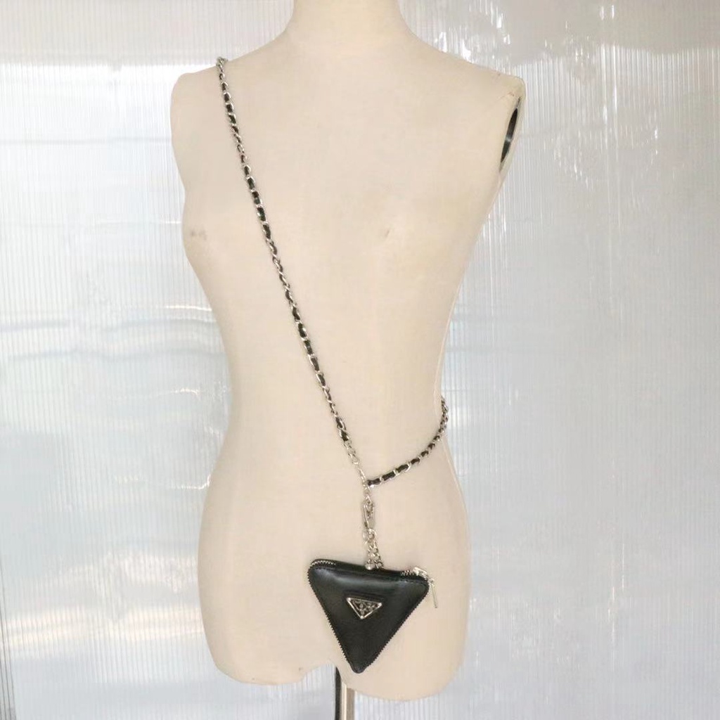 Túi đeo hông hình tam giác màu trơn phối dây xích phong cách thời trang âu mỹ dành cho nữ