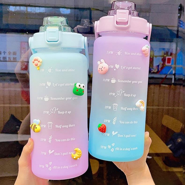 Bình nước 2 lít tặng Sticker dành cho người lười uống nước Fan House bình nước cute 2L có ống hút, vạch chia nhắc giờ