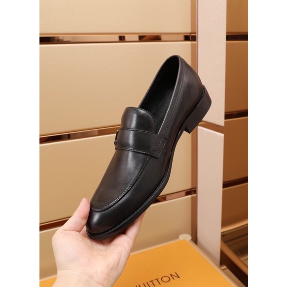 Giày tây lười công sở thương hiệu Louis Vuitton LV da thật cao cấp màu đen trơn đơn giản và lịch lãm
