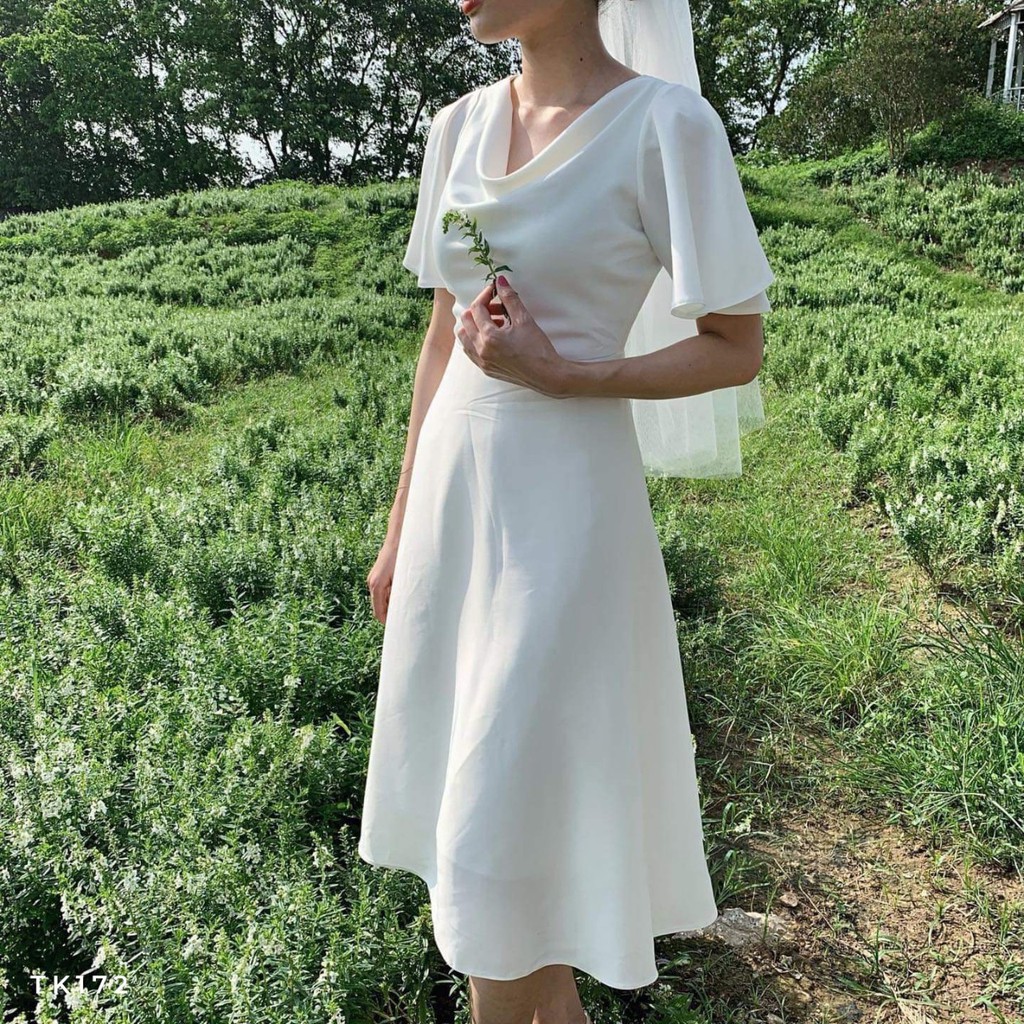 Đầm trắng xòe cổ đổ tay loe