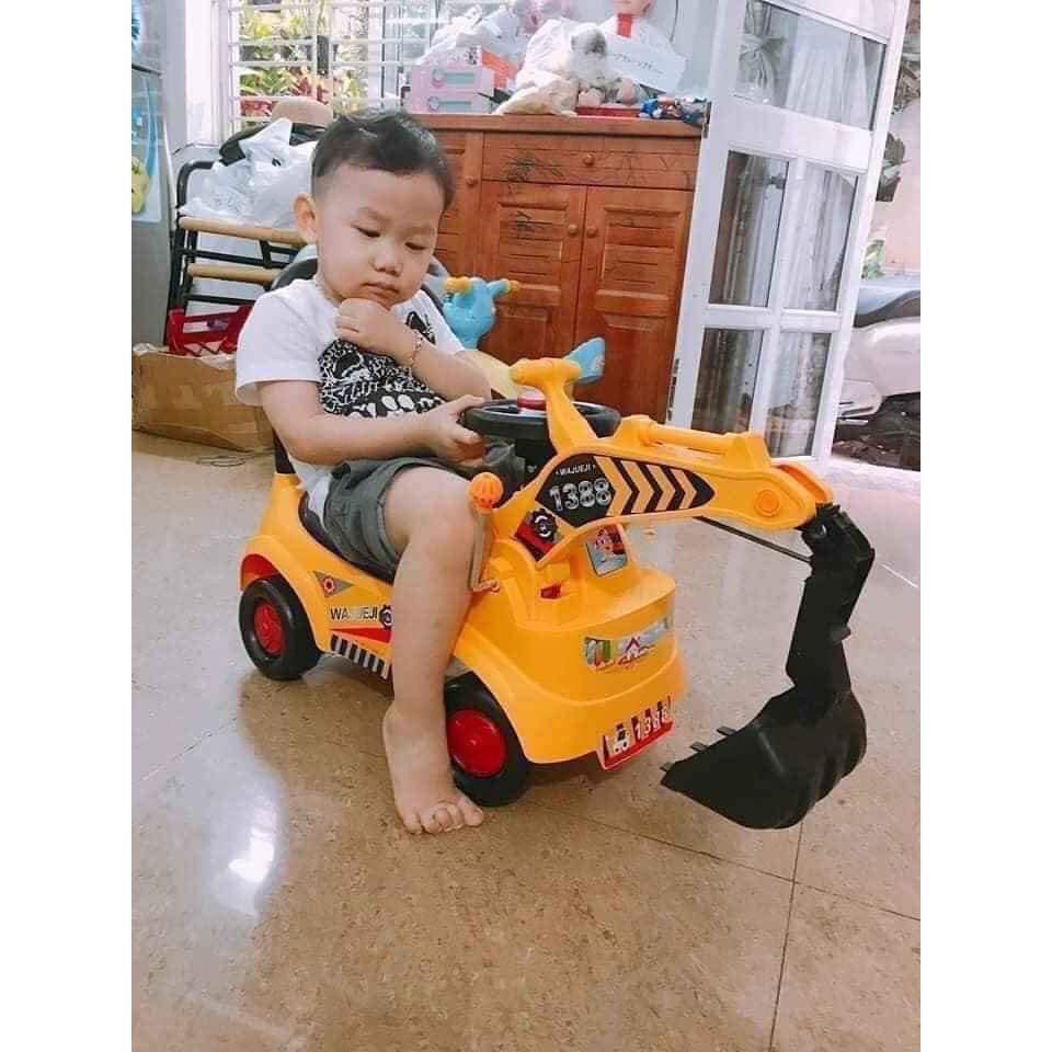 XE CẨU CHÒI CHÂN - Xe cần cẩu cho trẻ em ngồi lên được thiết kế an toàn, chắc chắn, phù hợp cho bé trên 1 tuổi