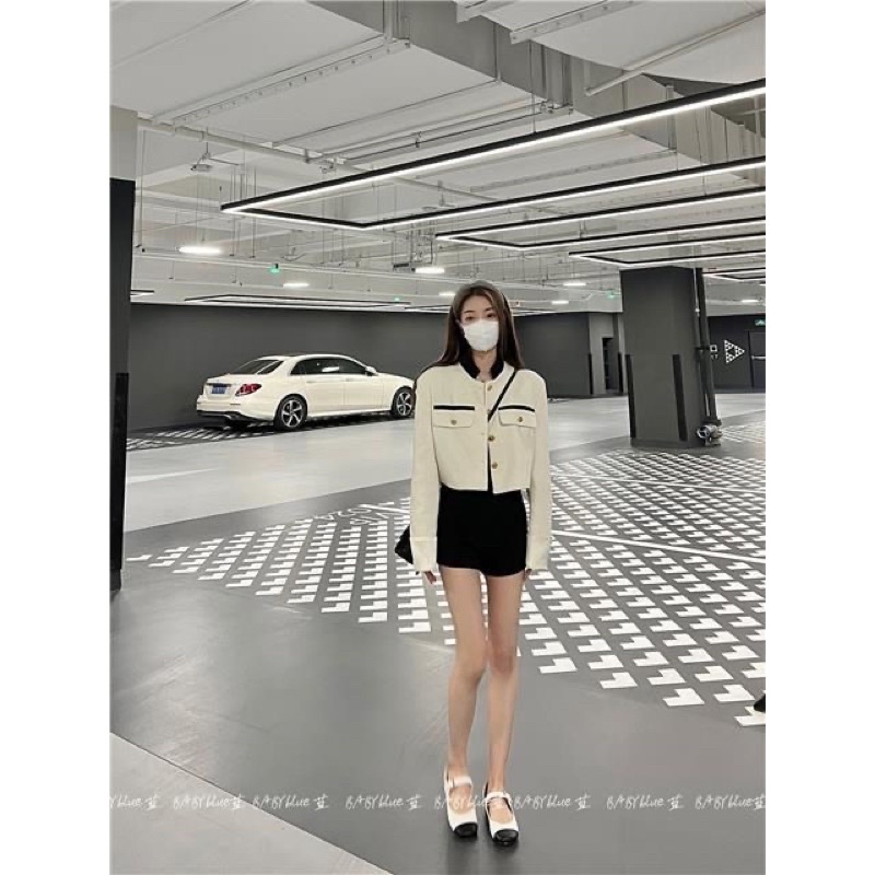 Áo khoác dạ tweed nữ, dáng croptop, màu trắng, cổ tròn cúc đồng phối túi ngực sang chảnh