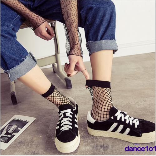 Tất lưới cổ cao màu đen và trắng cá tính