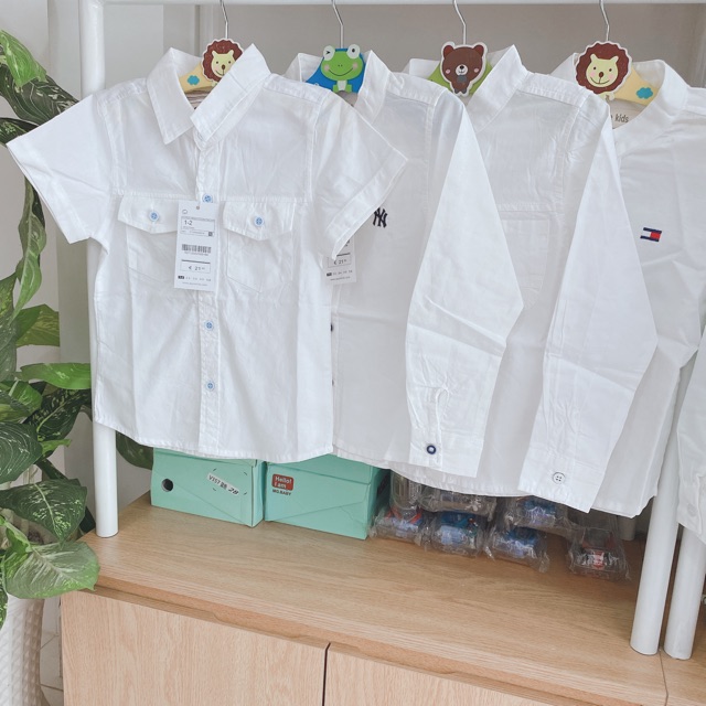 ÁO SƠ MI TRẮNG SOÁI CA CHO BÉ TRAI THÊU TOMY/ NY/ 2 TÚI MẪU MỚI
