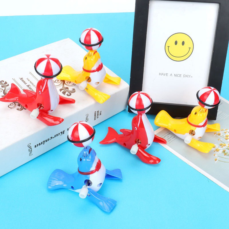 Đồ chơi vặn cót hải cẩu xoay bóng vặn cót 6.7*6.5cm DUASHOP.
