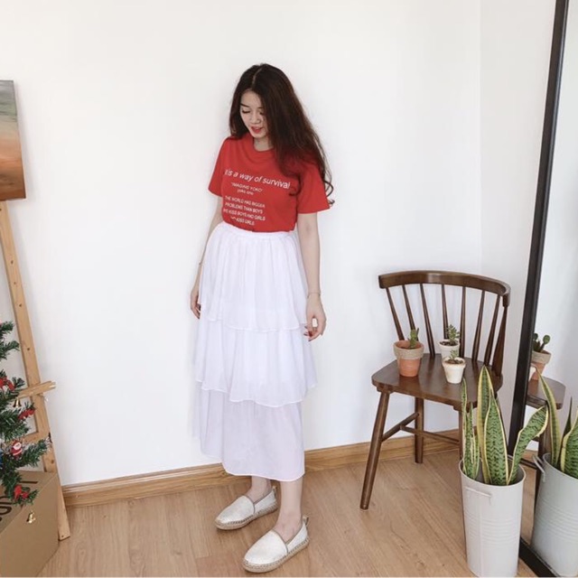 Set áo thun đỏ in chữ + chân váy maxi trắng tầng