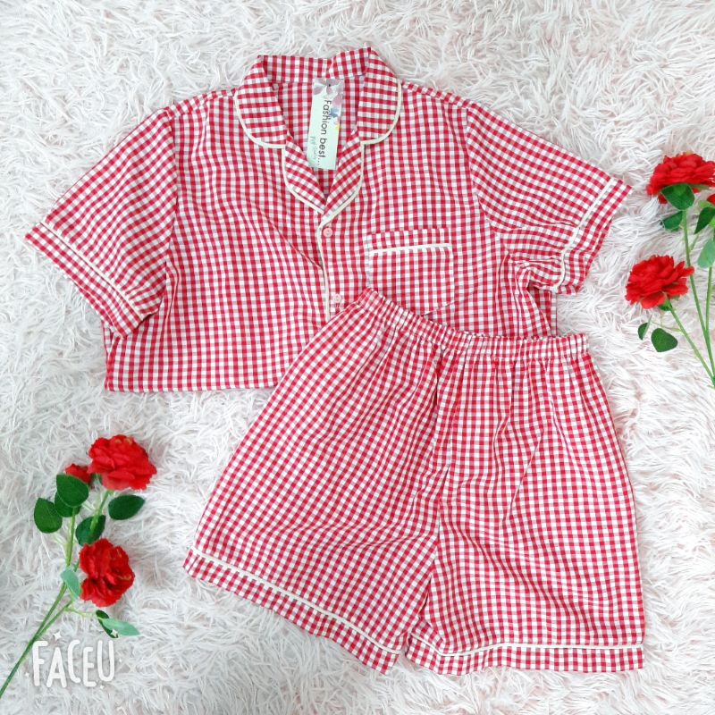 Bộ pyjama kẻ caro tay ngắn quần cộc.