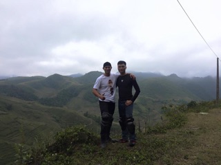 Áo phượt "Chúng ta trẻ chúng ta tự do" (đen)