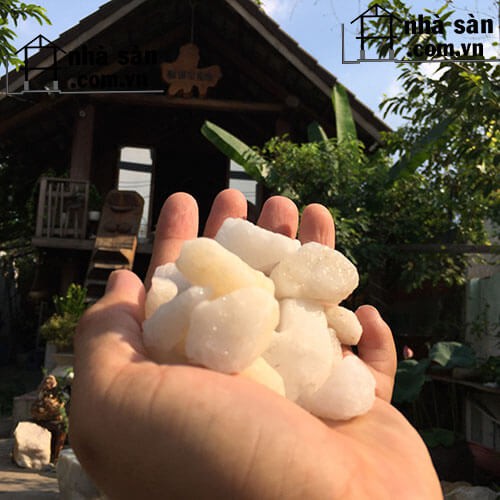 Đá thạch anh vụn trắng thô cỡ 1x2 rải nền nhà trấn trạch