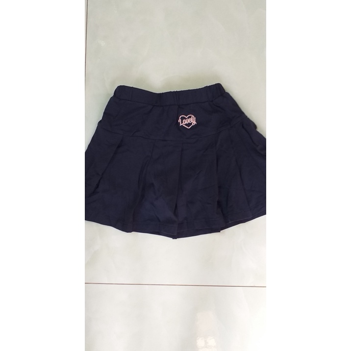 Chân váy xếp li màu đen thêu Lovely cho bé 6-12 tuổi