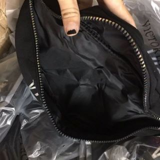 Túi đeo bụng Victoria Secret auth