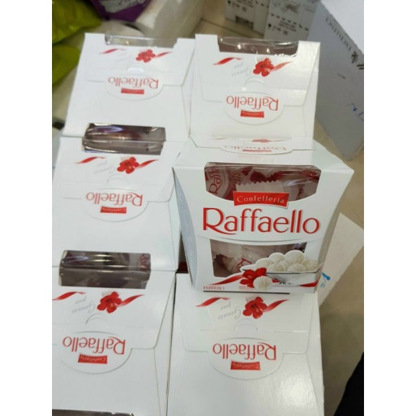 Kẹo socola phủ dừa Ferrero confetteria Rafaello 150g . date t12 /2021