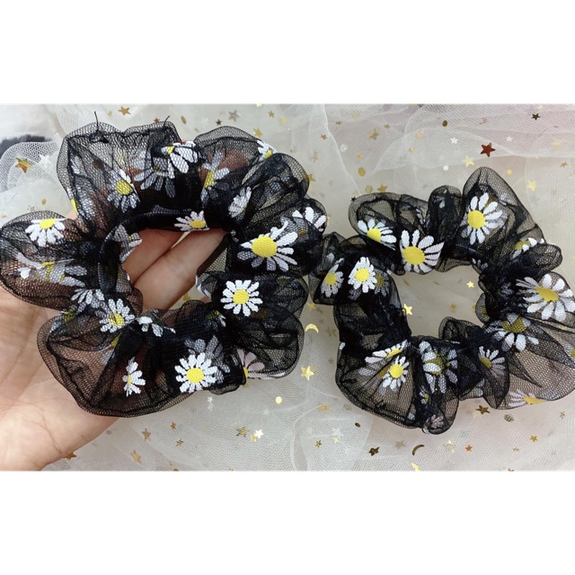 Dây buộc tóc Scrunchies hoa cúc đen