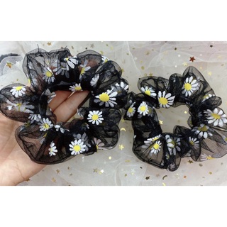 Dây buộc tóc Scrunchies hoa cúc đen