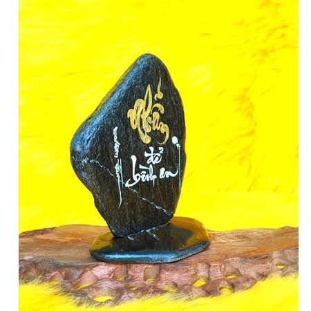 Thư pháp trên đá chữ Nhẫn. Kích thước: 12x7x14cm. .