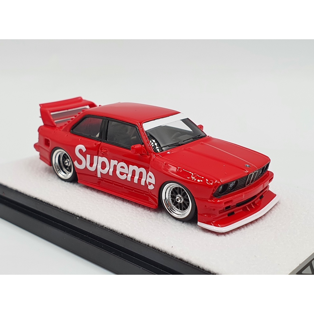 Xe Mô Hình BMW M3 &quot; E30 &quot; ZwingFils &quot; Supreme in Red limited to 399 1:64 ERROR (Đỏ Supreme)