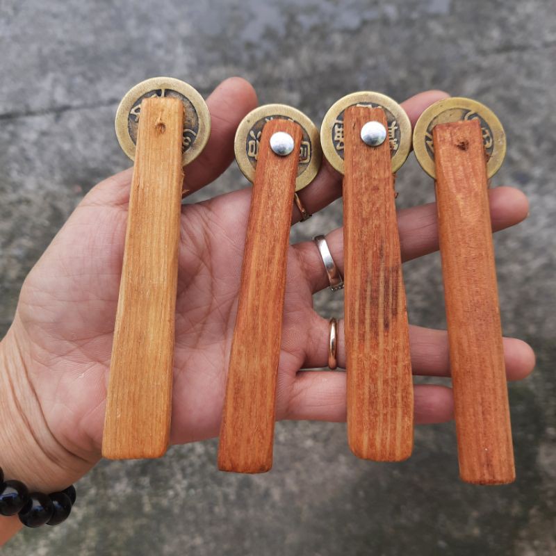 Đồng xu cạo gió cán gỗ