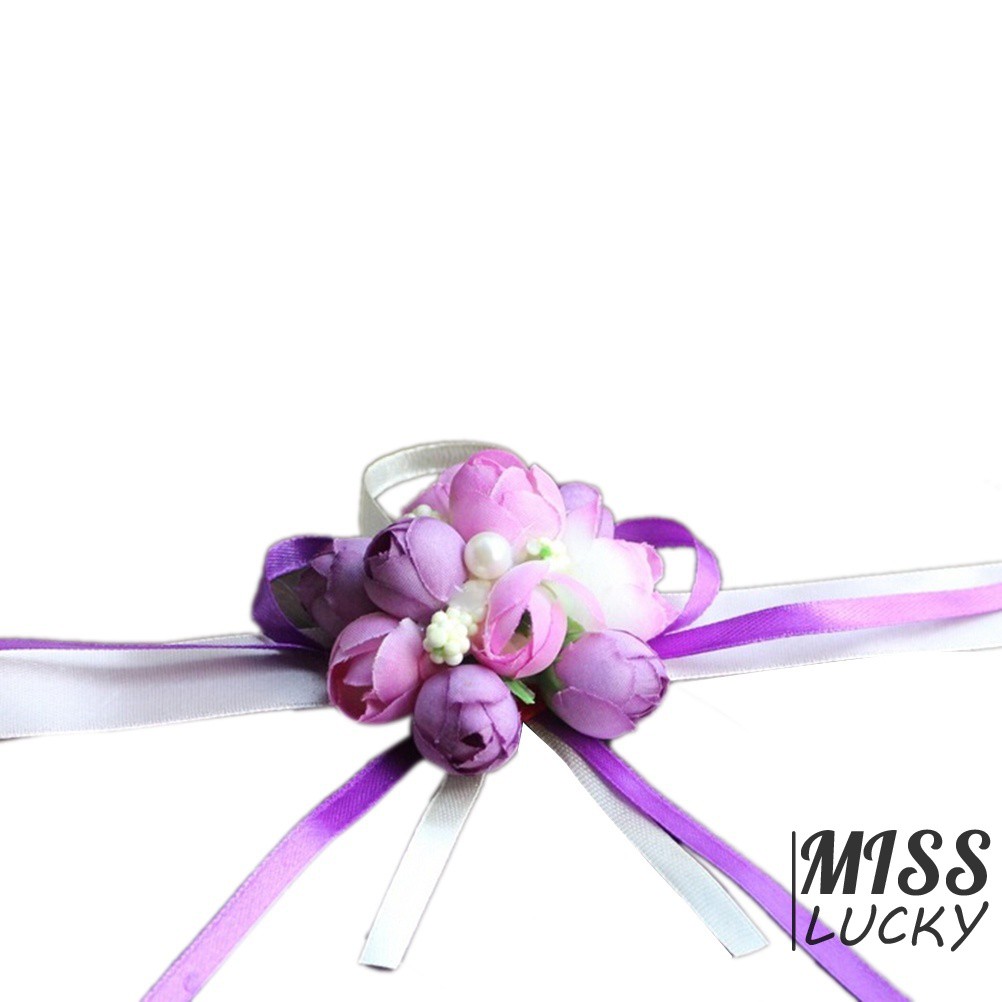 Vòng hoa đeo tay xinh xắn cho cô dâu