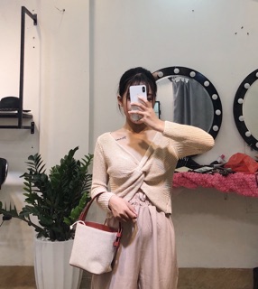 Áo len xoắn ngực