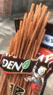Tăm cay đen 25k/10 gói