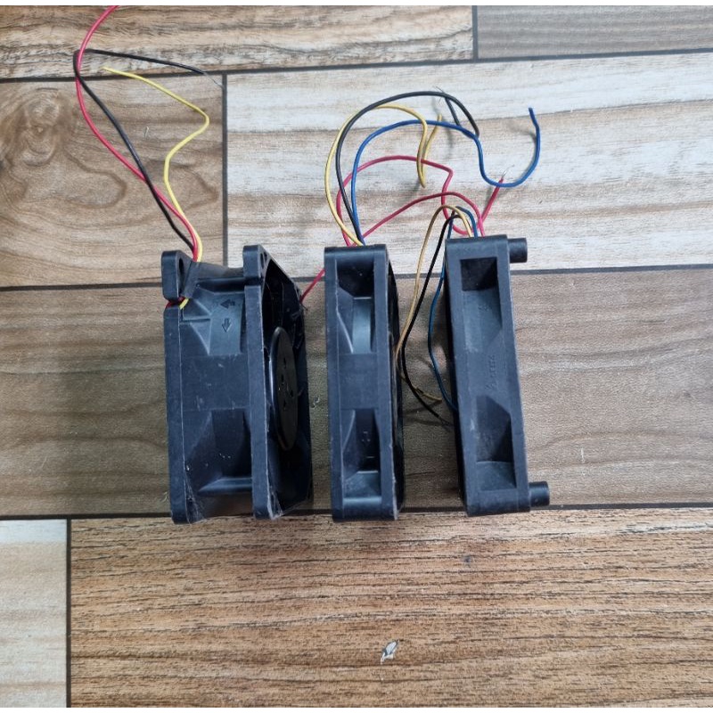 Quạt DC 12V  0.10A-0.18A  7cm