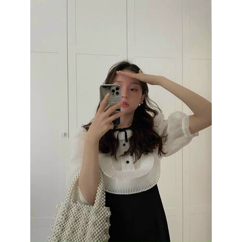 Đầm đen phối trắng cổ bèo nơ thắt