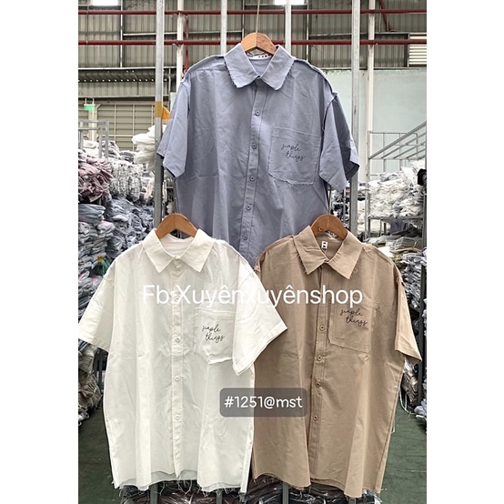 Áo sơ mi thô cộc tay cắt gấu viền trái in chữ