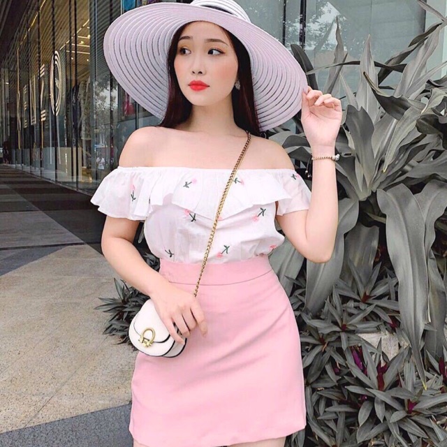 Set chân váy hồng áo trắng thêu hoa trễ vai