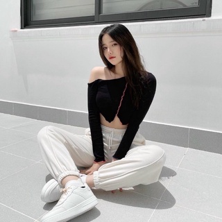 Áo croptop lệch vai cuốn biên viền chỉ màu cá tính