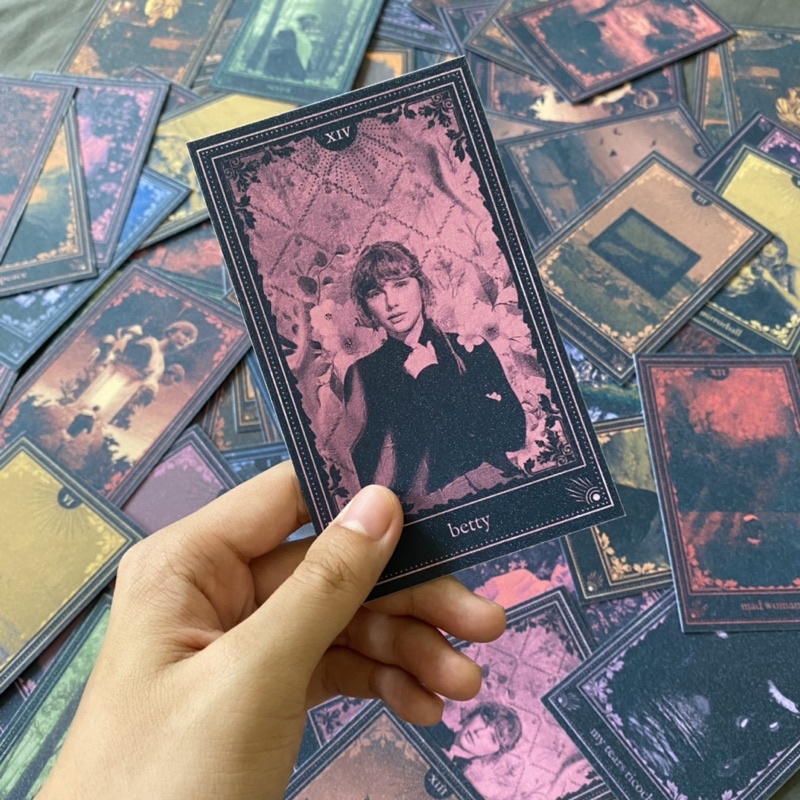 Bộ 20 lá bài tarot lấy cảm hứng từ album Folklore cho fan Taylor Swift của Smile More