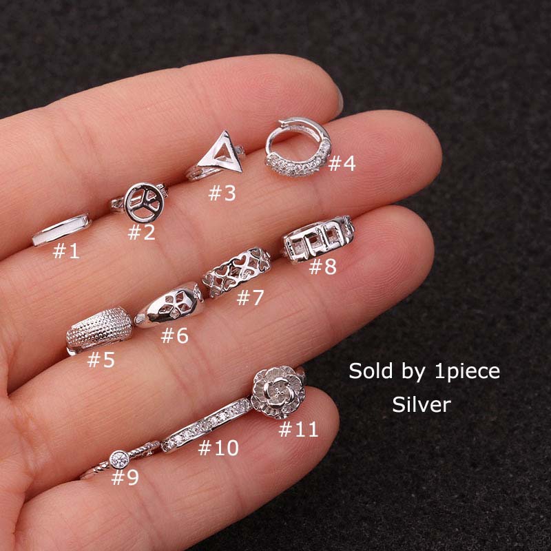 Một chiếc khuyên tai nhỏ bằng đồng phối đá zircon cá tính thời trang