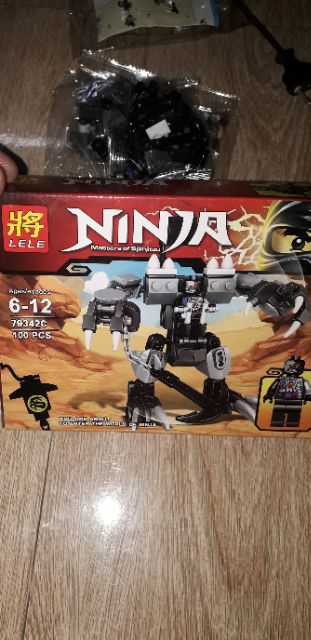 Lắp ráp 1 hộp LegoNinja Robot 79342 có nhiều chi tiết bằng nhựa ABS