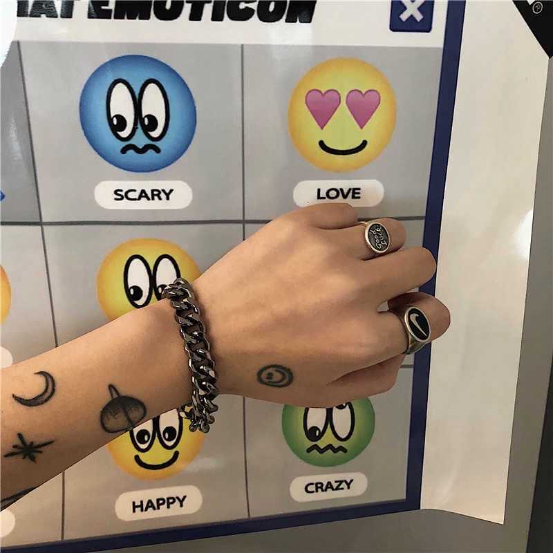 Vòng Tay Kim Loại Thiết Kế Mặt Khắc Chữ Cá Tính Sang Trọng Dành Cho Nam Và Nữ