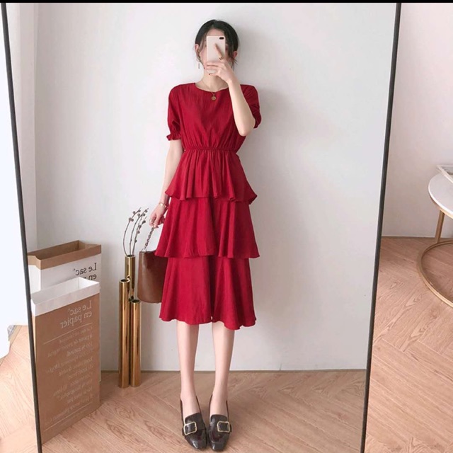 Váy đỏ xoè tầng bo eo