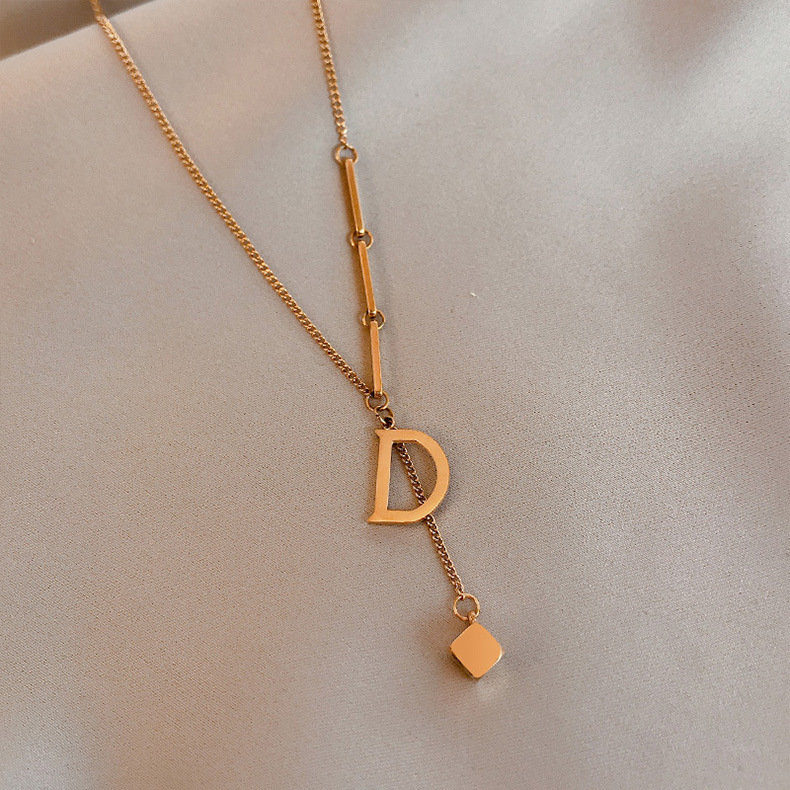 Dây chuyền bằng thép titan mạ vàng 18K mặt hình chữ D nhỏ nhắn thời trang cho nữ