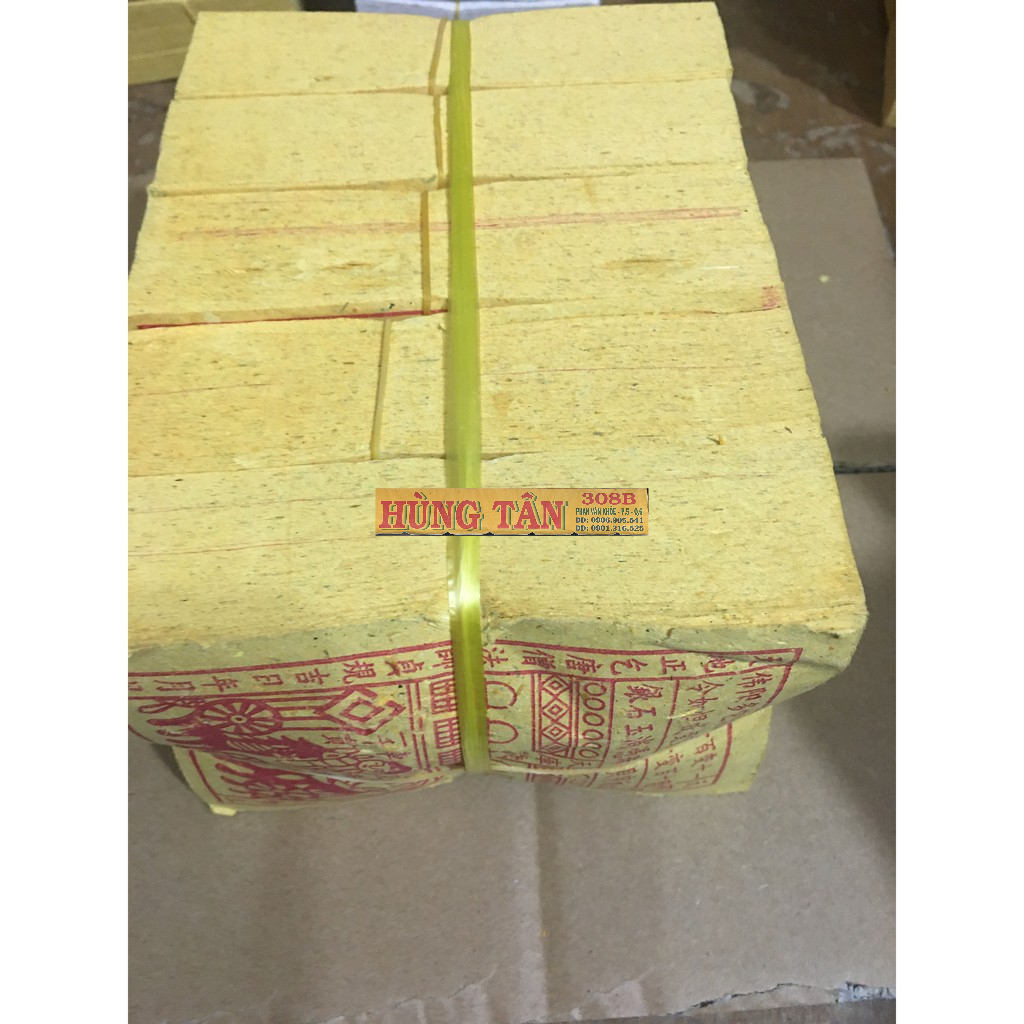 Một xấp giấy thiên khối  trong thờ cúng