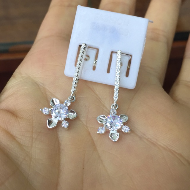 Khuyên tai treo hoa trắng kiểu độc đáo hiện đại bạc ta