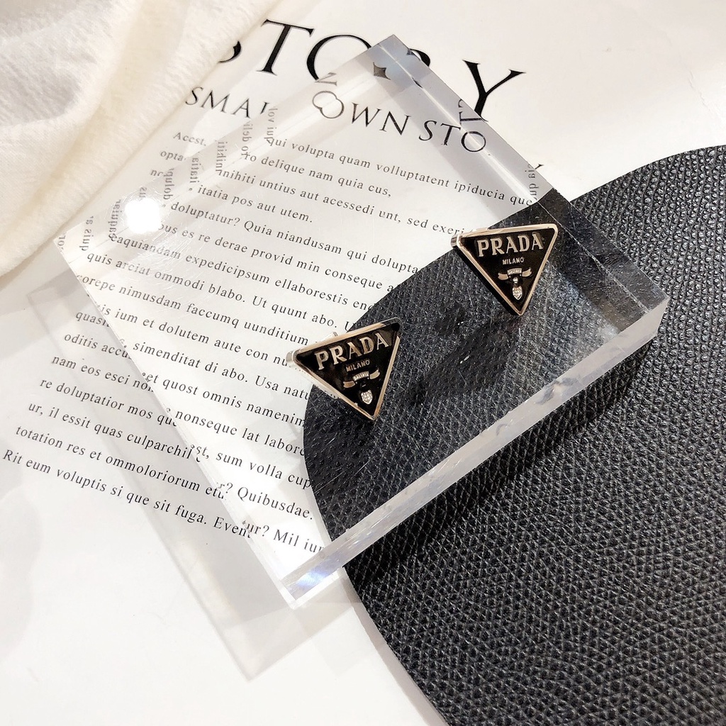 Khuyên tai PRADA hình tam giác bằng kim loại đính đá sang trọng cho nữ